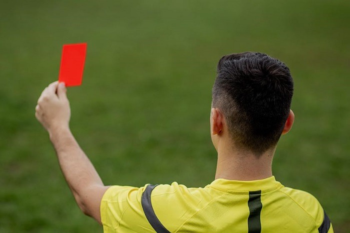 Hình phạt cho cầu thủ phải nhận thẻ đỏ